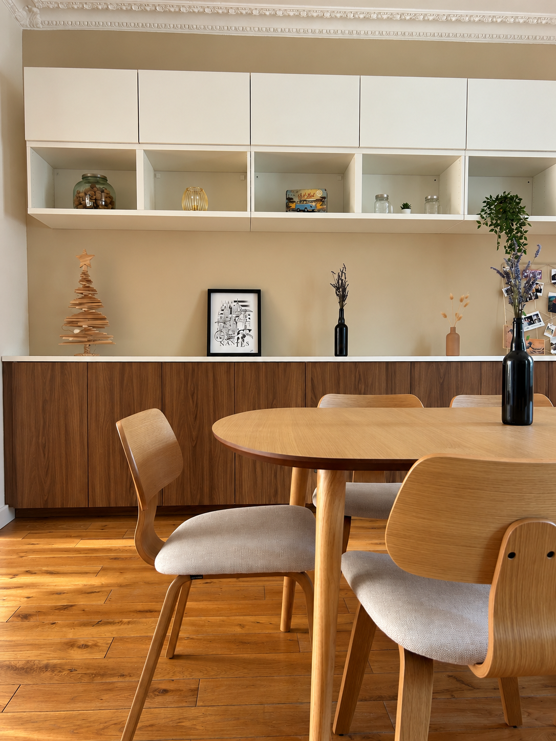 Aménagement d’une salle à manger contemporaine avec mobilier sur mesure en bois et blanc, table en chêne clair et rangements intégrés. Copier