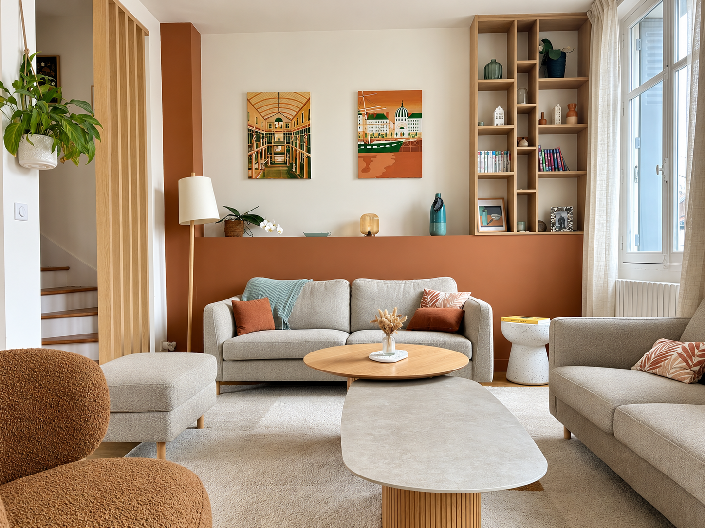 Vue d’un salon lumineux au style scandinave, avec une claustra en bois