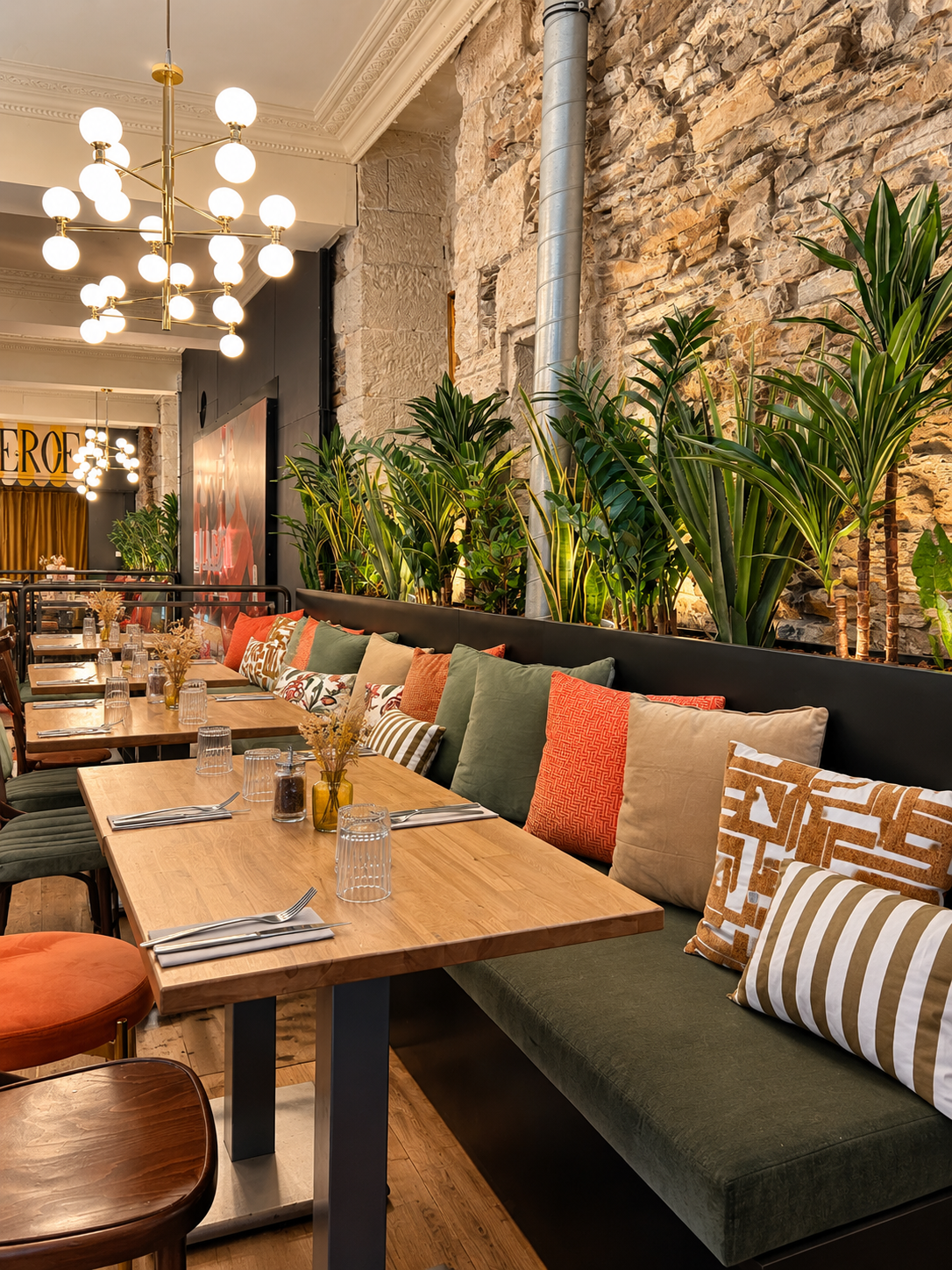 Aménagement et décoration intérieure d'un bar-brasserie au cœur de Nantes, mêlant matériaux authentiques, mobilier contemporain, végétation et ambiance chaleureuse