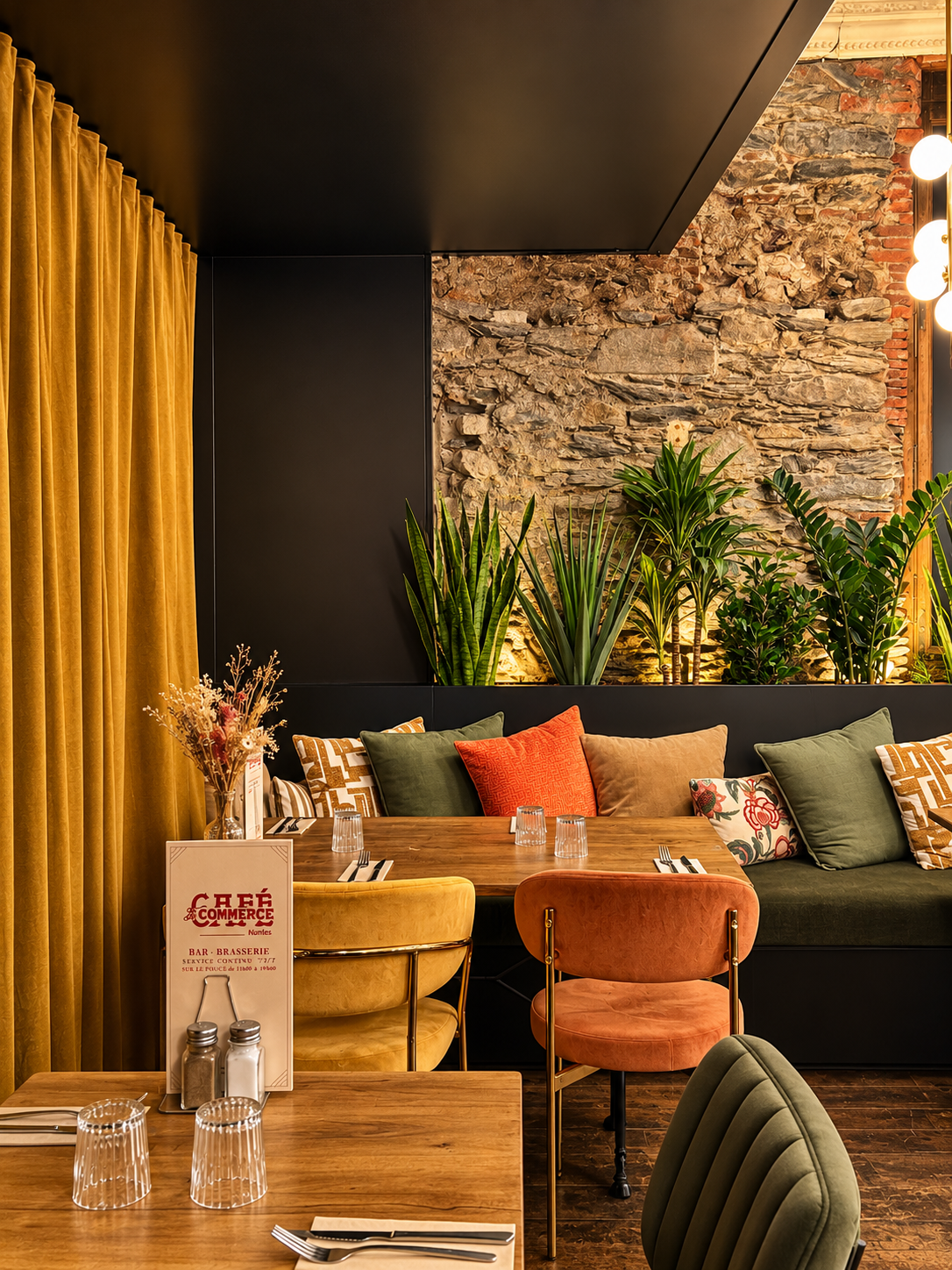 Aménagement et décoration intérieure d'un bar-brasserie au cœur de Nantes, mêlant matériaux authentiques, mobilier contemporain, végétation et ambiance chaleureuse
