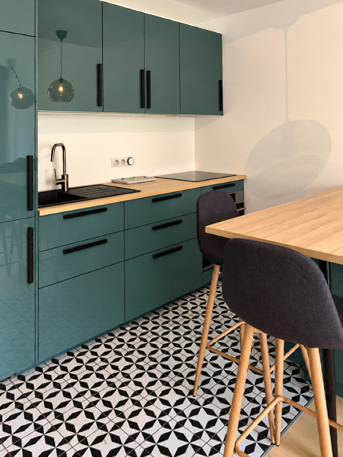 Cuisine ouverte contemporaine avec façades bleu profond, îlot en bois
