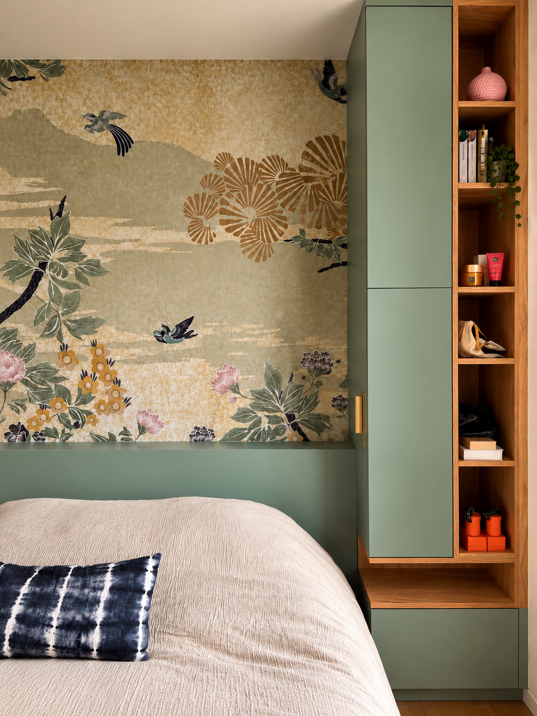 Chambre parentale aux tons vert sauge avec dressings sur mesure, cheminée ancienne, papier peint floral et touches de bois