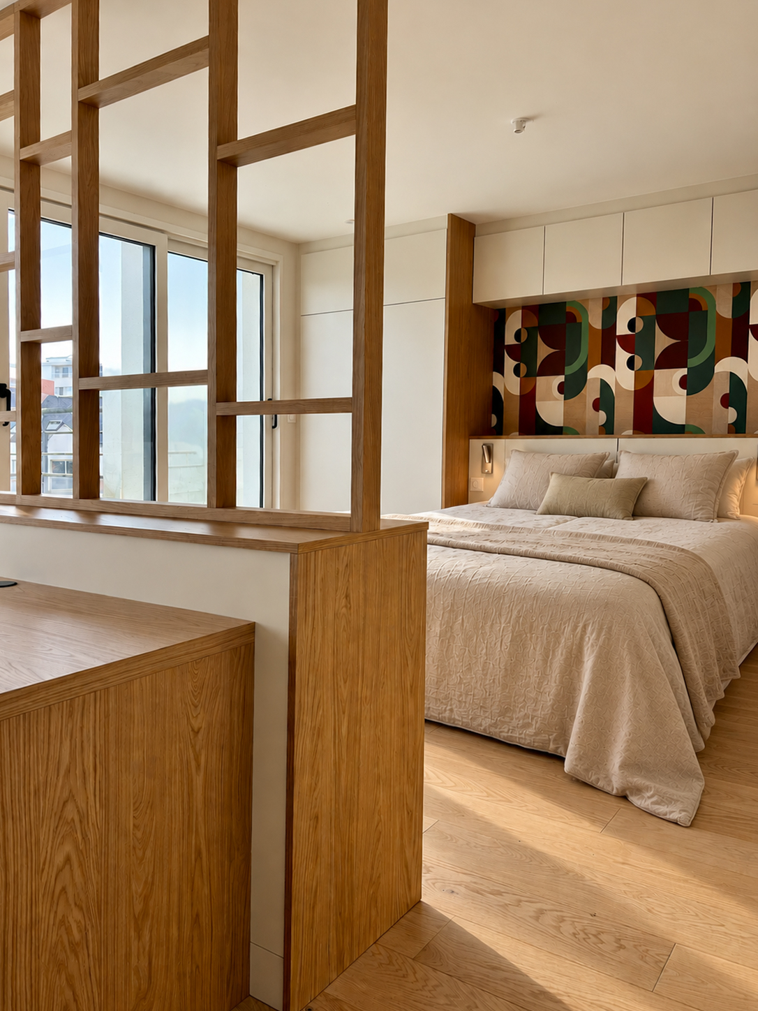 Chambre lumineuse avec claustra en bois sur mesure, rangements intégrés et tête de lit graphique aux motifs colorés
